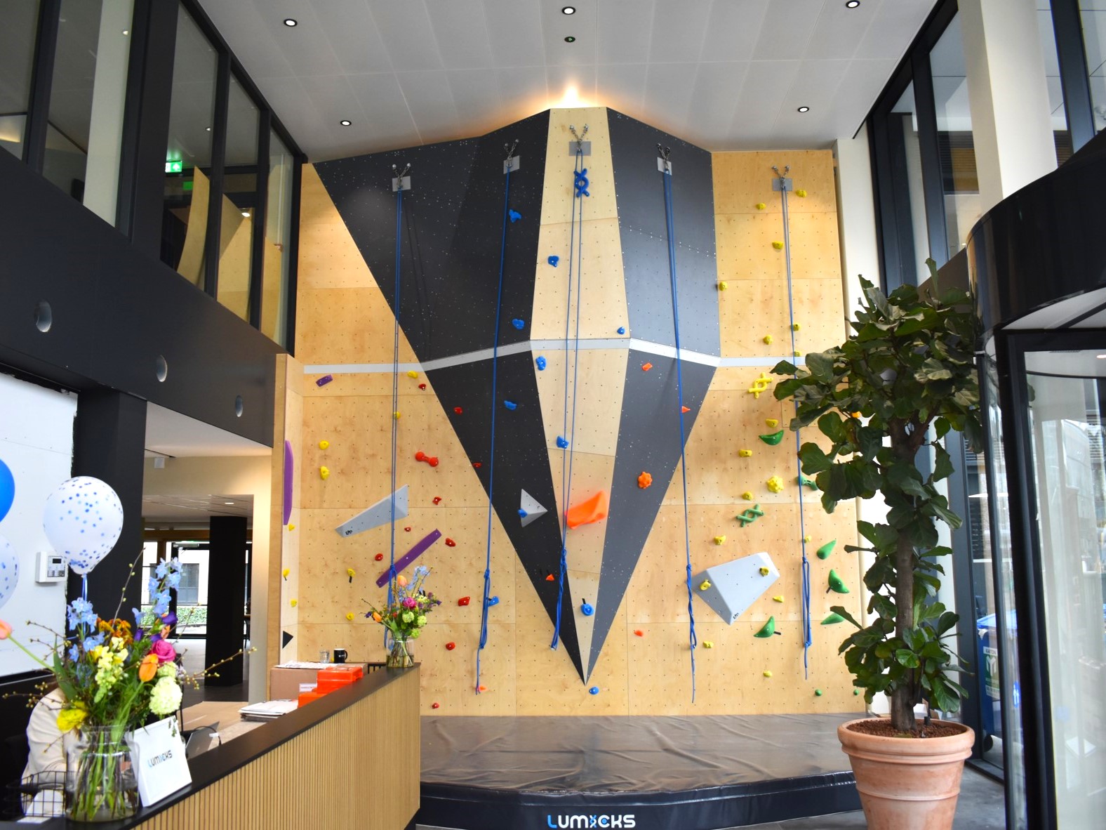 Office Wall Lumicks Amsterdam Indoor klimwand boulder combinatie Lumicks IQuarters Amsterdam